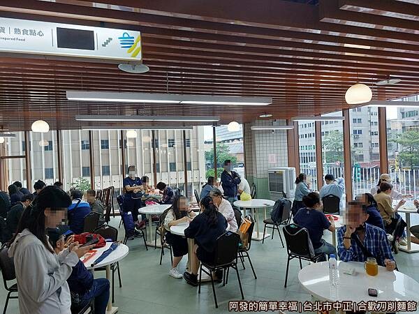 合歡刀削麵館09-落地窗用餐區.jpg