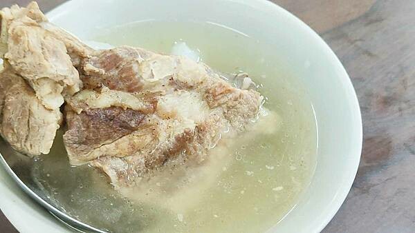 艋舺原汁排骨湯｜下雨天也大爆人潮的超級巷弄排骨湯店