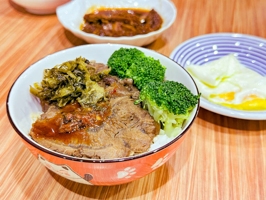 【新北】新莊－林家食堂 大塊牛腱肉的牛滷飯超犯規！南瓜濃湯不
