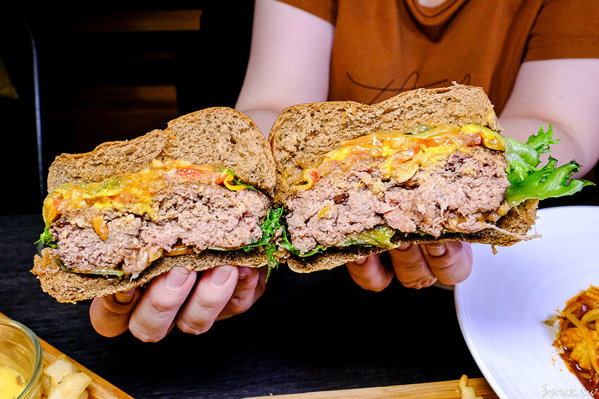 手拍牛肉堡滿滿肉香,貨櫃屋吧啦吧啦小餐館超低調,新增肉醬義麵、牛排義麵適合聚餐微醺!