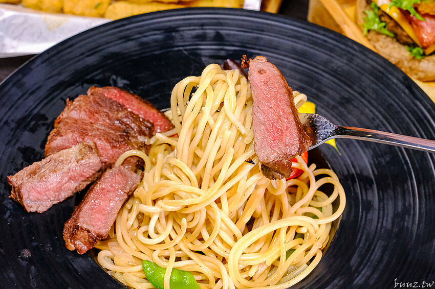 手拍牛肉堡滿滿肉香,貨櫃屋吧啦吧啦小餐館超低調,新增肉醬義麵、牛排義麵適合聚餐微醺!