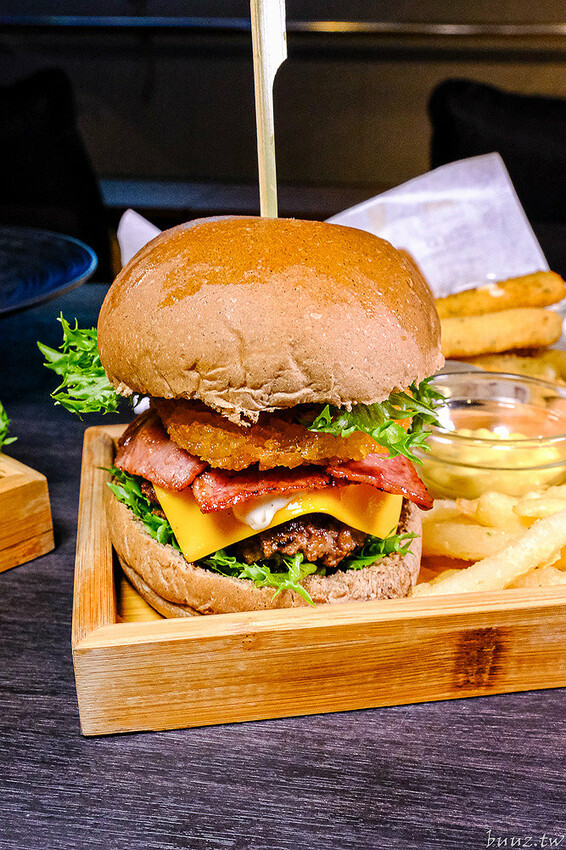 手拍牛肉堡滿滿肉香,貨櫃屋吧啦吧啦小餐館超低調,新增肉醬義麵、牛排義麵適合聚餐微醺!