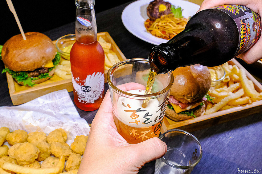 手拍牛肉堡滿滿肉香,貨櫃屋吧啦吧啦小餐館超低調,新增肉醬義麵、牛排義麵適合聚餐微醺!