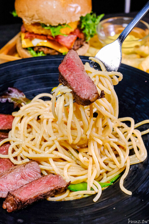 手拍牛肉堡滿滿肉香,貨櫃屋吧啦吧啦小餐館超低調,新增肉醬義麵、牛排義麵適合聚餐微醺!