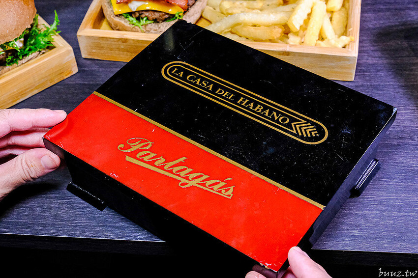 手拍牛肉堡滿滿肉香,貨櫃屋吧啦吧啦小餐館超低調,新增肉醬義麵、牛排義麵適合聚餐微醺!