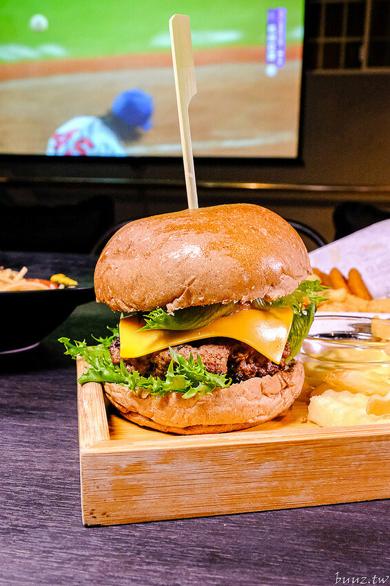 手拍牛肉堡滿滿肉香,貨櫃屋吧啦吧啦小餐館超低調,新增肉醬義麵、牛排義麵適合聚餐微醺!