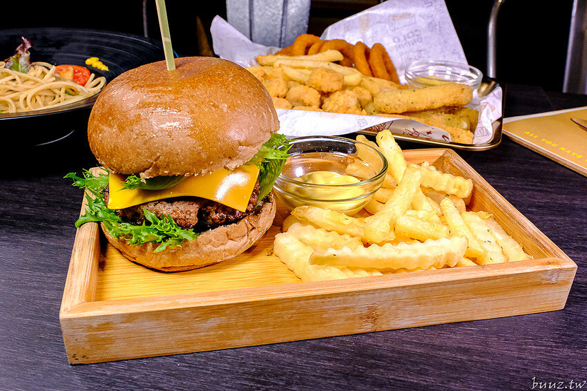 手拍牛肉堡滿滿肉香,貨櫃屋吧啦吧啦小餐館超低調,新增肉醬義麵、牛排義麵適合聚餐微醺!