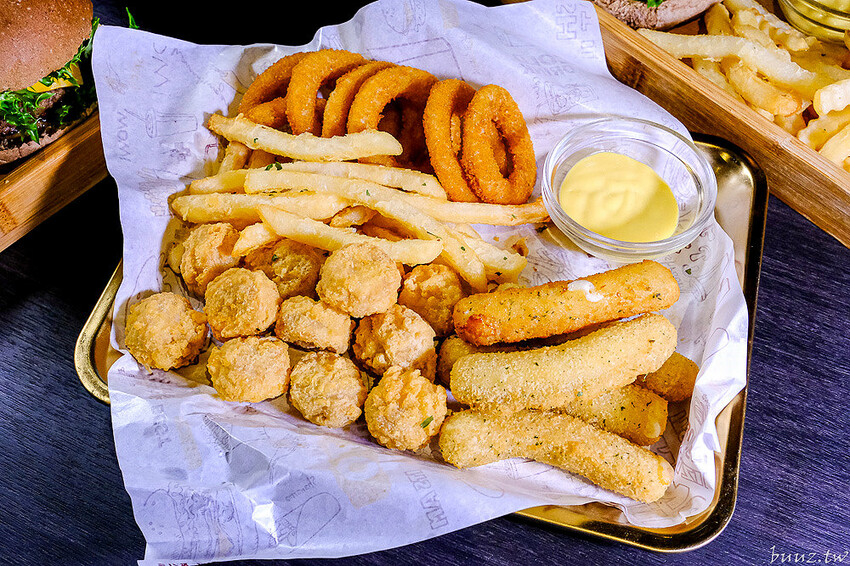 手拍牛肉堡滿滿肉香,貨櫃屋吧啦吧啦小餐館超低調,新增肉醬義麵、牛排義麵適合聚餐微醺!