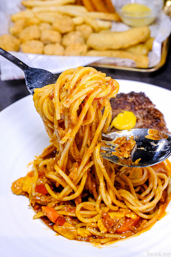 手拍牛肉堡滿滿肉香,貨櫃屋吧啦吧啦小餐館超低調,新增肉醬義麵、牛排義麵適合聚餐微醺!