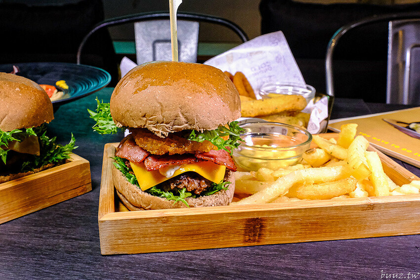 手拍牛肉堡滿滿肉香,貨櫃屋吧啦吧啦小餐館超低調,新增肉醬義麵、牛排義麵適合聚餐微醺!