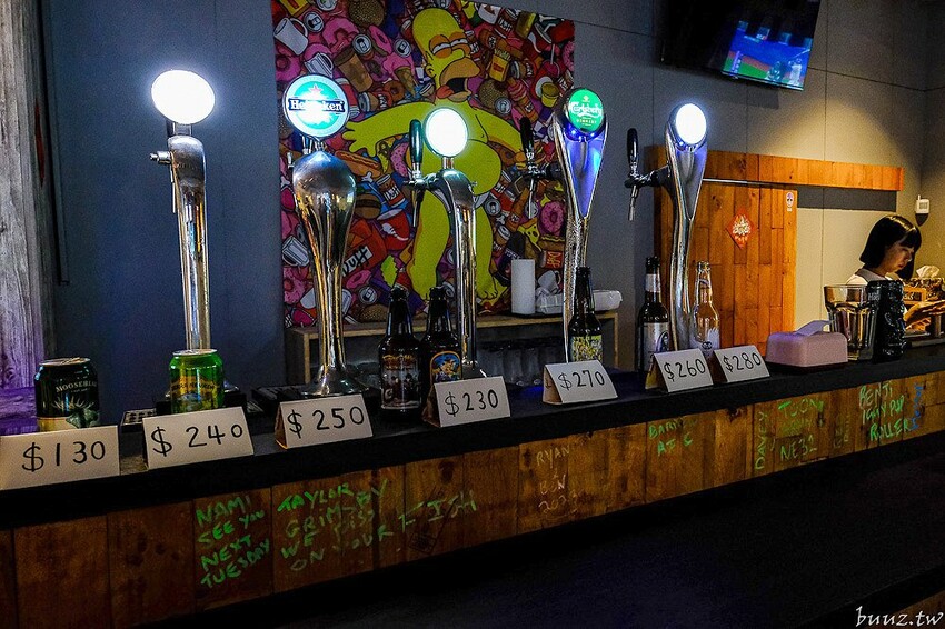 手拍牛肉堡滿滿肉香,貨櫃屋吧啦吧啦小餐館超低調,新增肉醬義麵、牛排義麵適合聚餐微醺!