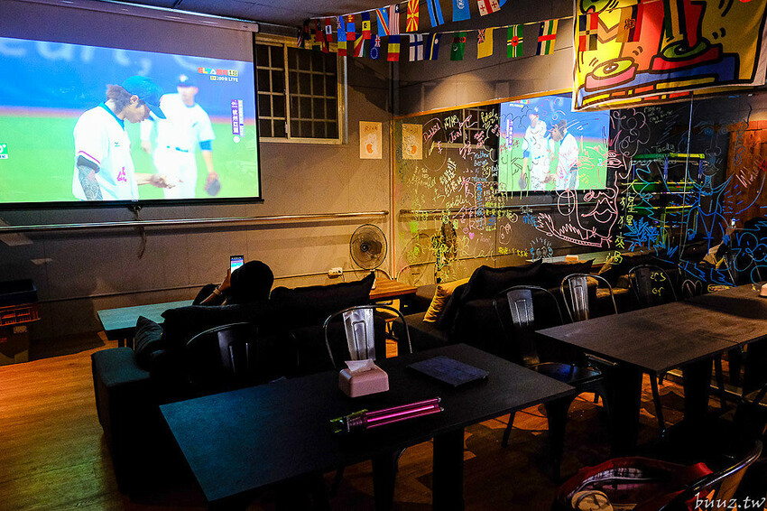 手拍牛肉堡滿滿肉香,貨櫃屋吧啦吧啦小餐館超低調,新增肉醬義麵、牛排義麵適合聚餐微醺!