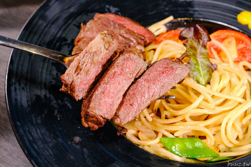 手拍牛肉堡滿滿肉香,貨櫃屋吧啦吧啦小餐館超低調,新增肉醬義麵、牛排義麵適合聚餐微醺!