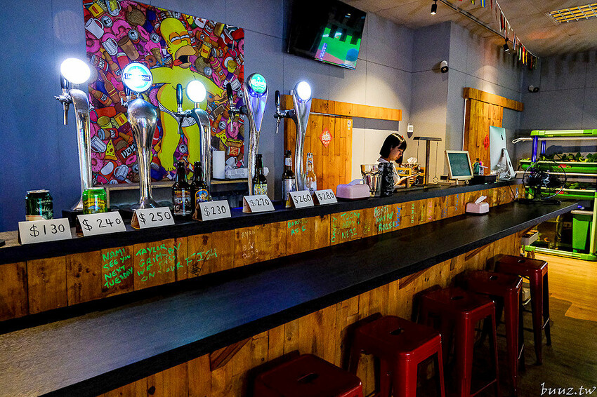 手拍牛肉堡滿滿肉香,貨櫃屋吧啦吧啦小餐館超低調,新增肉醬義麵、牛排義麵適合聚餐微醺!