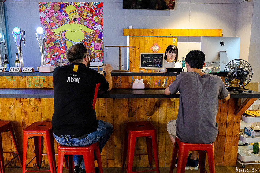 手拍牛肉堡滿滿肉香,貨櫃屋吧啦吧啦小餐館超低調,新增肉醬義麵、牛排義麵適合聚餐微醺!