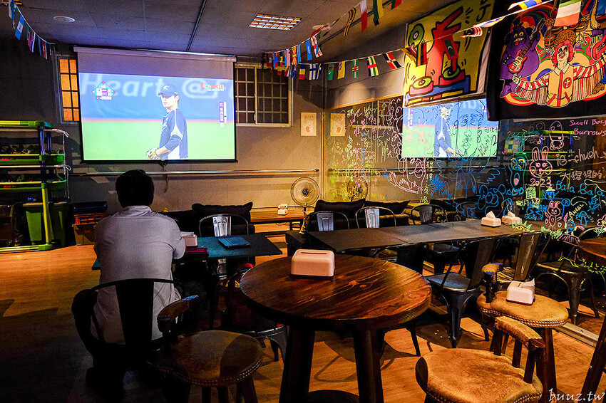 手拍牛肉堡滿滿肉香,貨櫃屋吧啦吧啦小餐館超低調,新增肉醬義麵、牛排義麵適合聚餐微醺!