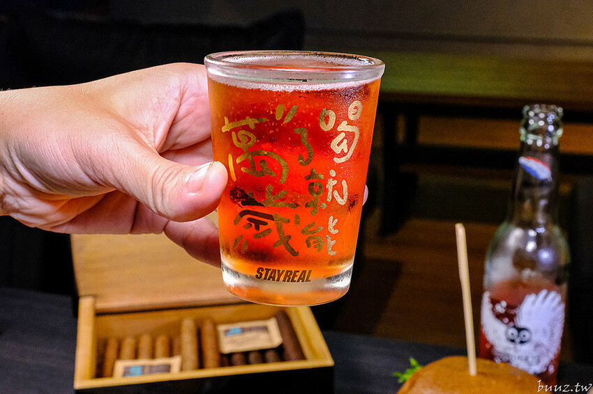 手拍牛肉堡滿滿肉香,貨櫃屋吧啦吧啦小餐館超低調,新增肉醬義麵、牛排義麵適合聚餐微醺!