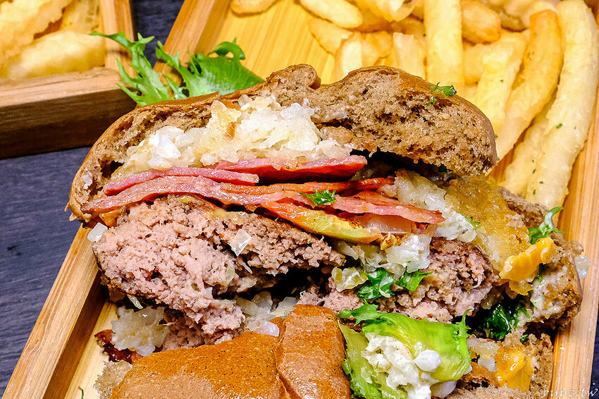 手拍牛肉堡滿滿肉香,貨櫃屋吧啦吧啦小餐館超低調,新增肉醬義麵、牛排義麵適合聚餐微醺!