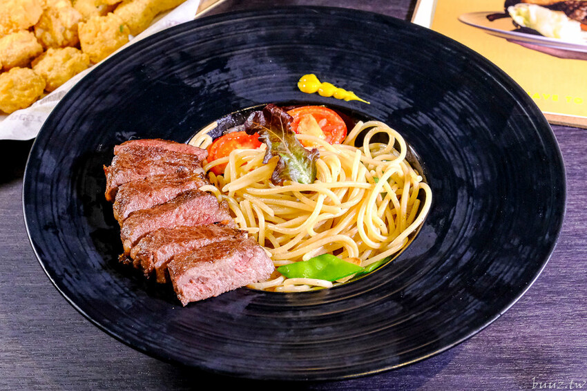 手拍牛肉堡滿滿肉香,貨櫃屋吧啦吧啦小餐館超低調,新增肉醬義麵、牛排義麵適合聚餐微醺!