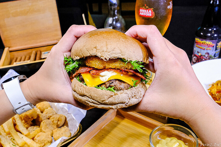 手拍牛肉堡滿滿肉香,貨櫃屋吧啦吧啦小餐館超低調,新增肉醬義麵、牛排義麵適合聚餐微醺!