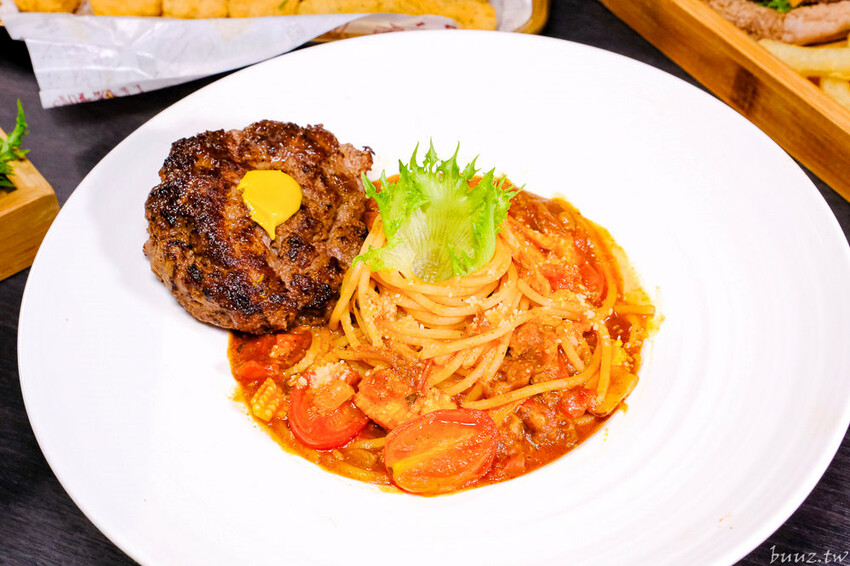 手拍牛肉堡滿滿肉香,貨櫃屋吧啦吧啦小餐館超低調,新增肉醬義麵、牛排義麵適合聚餐微醺!