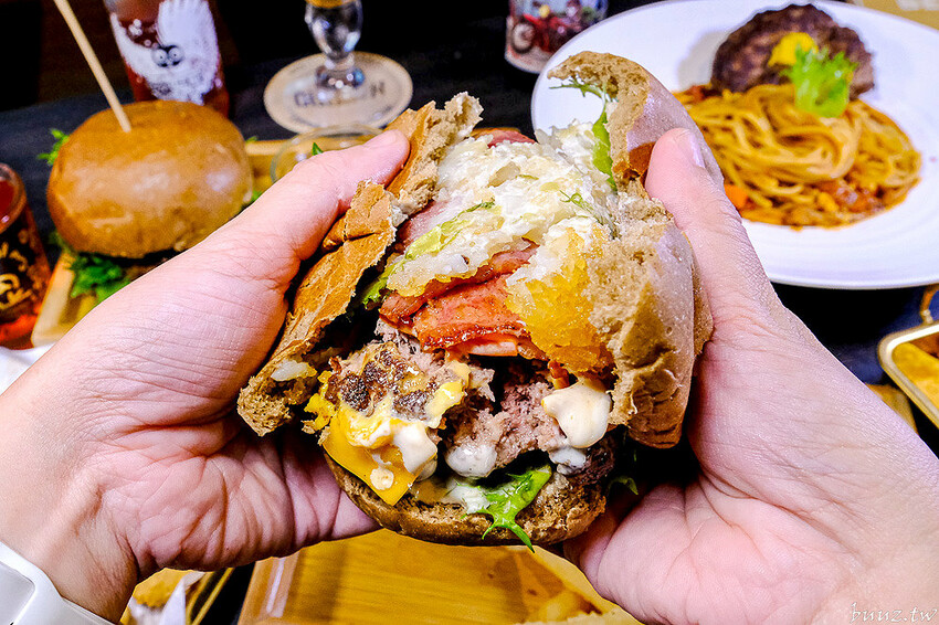 手拍牛肉堡滿滿肉香,貨櫃屋吧啦吧啦小餐館超低調,新增肉醬義麵、牛排義麵適合聚餐微醺!