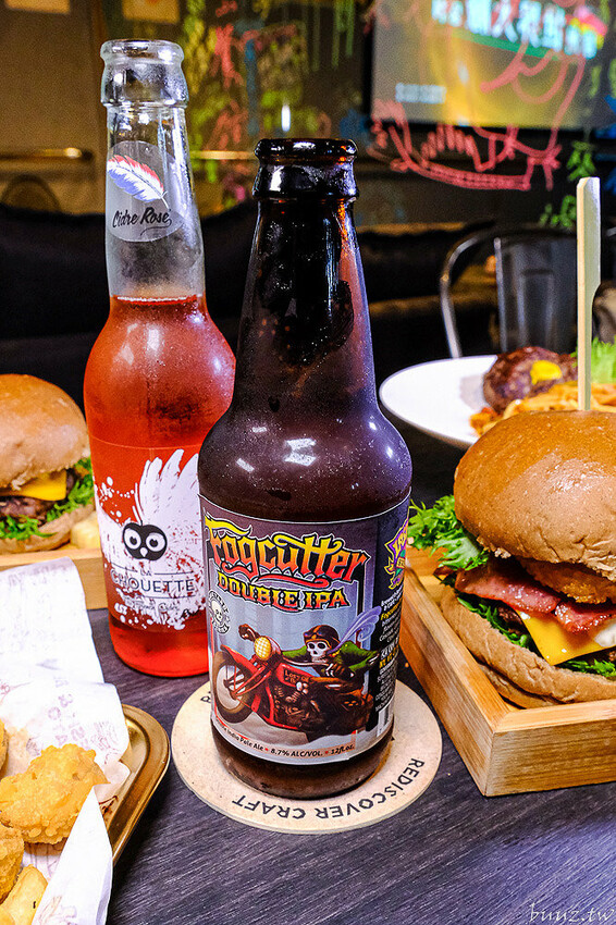 手拍牛肉堡滿滿肉香,貨櫃屋吧啦吧啦小餐館超低調,新增肉醬義麵、牛排義麵適合聚餐微醺!