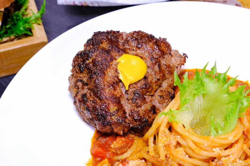 手拍牛肉堡滿滿肉香,貨櫃屋吧啦吧啦小餐館超低調,新增肉醬義麵、牛排義麵適合聚餐微醺!