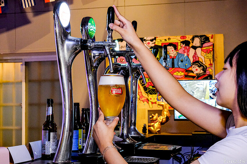 手拍牛肉堡滿滿肉香,貨櫃屋吧啦吧啦小餐館超低調,新增肉醬義麵、牛排義麵適合聚餐微醺!