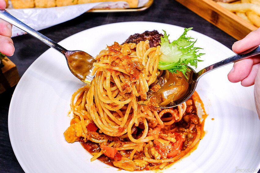 手拍牛肉堡滿滿肉香,貨櫃屋吧啦吧啦小餐館超低調,新增肉醬義麵、牛排義麵適合聚餐微醺!