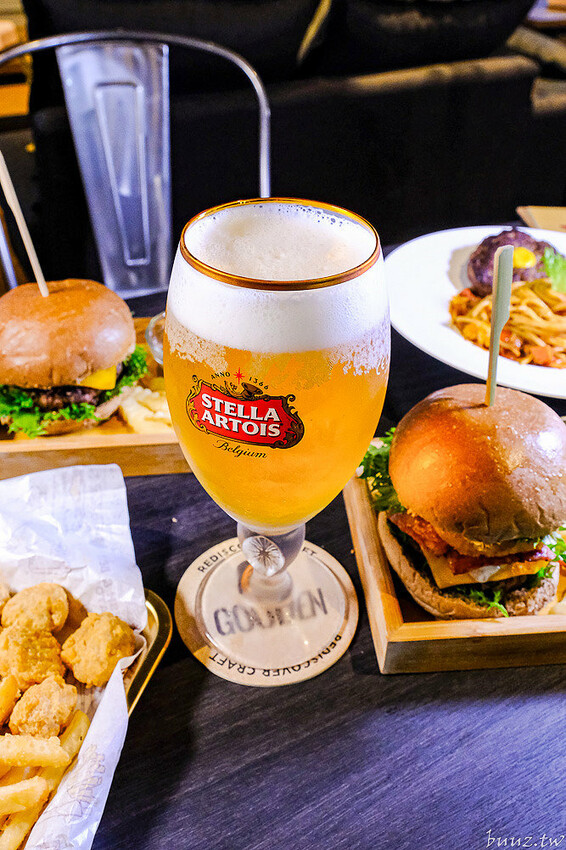 手拍牛肉堡滿滿肉香,貨櫃屋吧啦吧啦小餐館超低調,新增肉醬義麵、牛排義麵適合聚餐微醺!