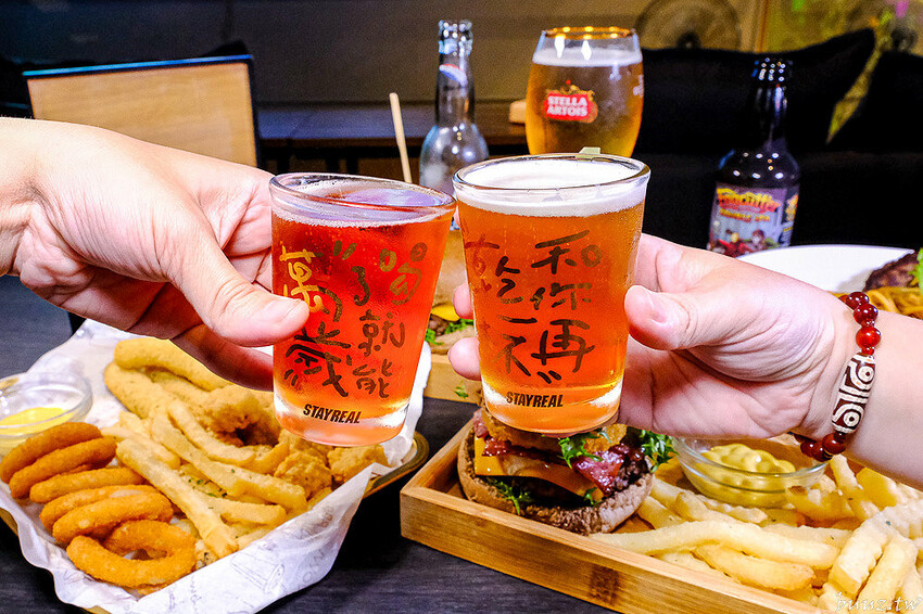 手拍牛肉堡滿滿肉香,貨櫃屋吧啦吧啦小餐館超低調,新增肉醬義麵、牛排義麵適合聚餐微醺!