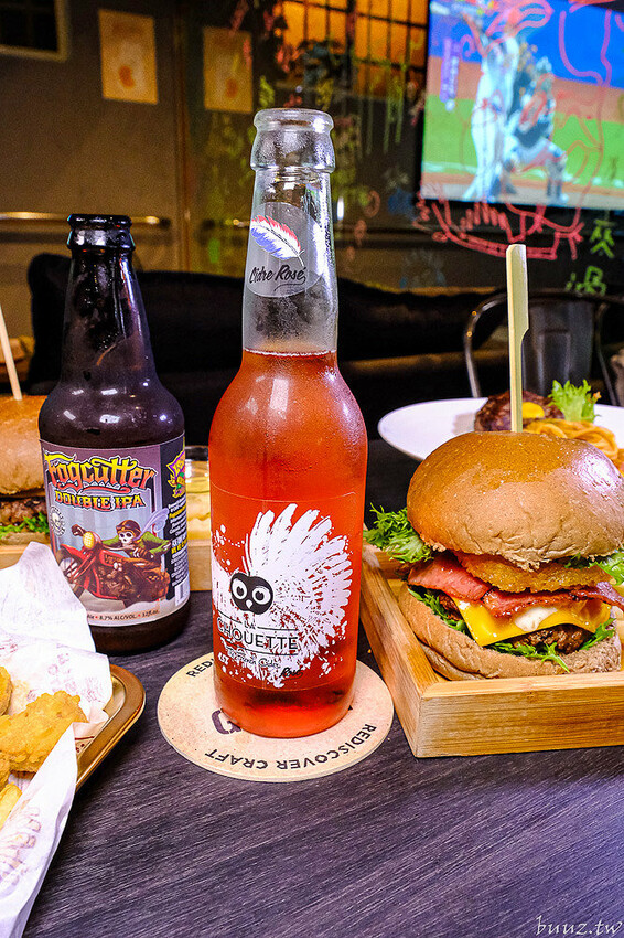 手拍牛肉堡滿滿肉香,貨櫃屋吧啦吧啦小餐館超低調,新增肉醬義麵、牛排義麵適合聚餐微醺!