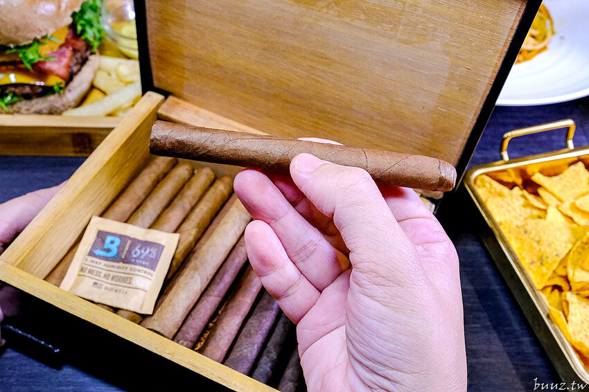 手拍牛肉堡滿滿肉香,貨櫃屋吧啦吧啦小餐館超低調,新增肉醬義麵、牛排義麵適合聚餐微醺!