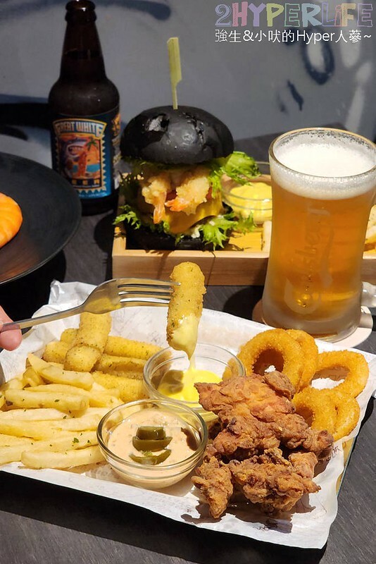 海線塗鴉風格貨櫃屋9吧,距離清水高美溼地只要15分的隱藏版美食~美式漢堡和精釀啤9都推薦耶!