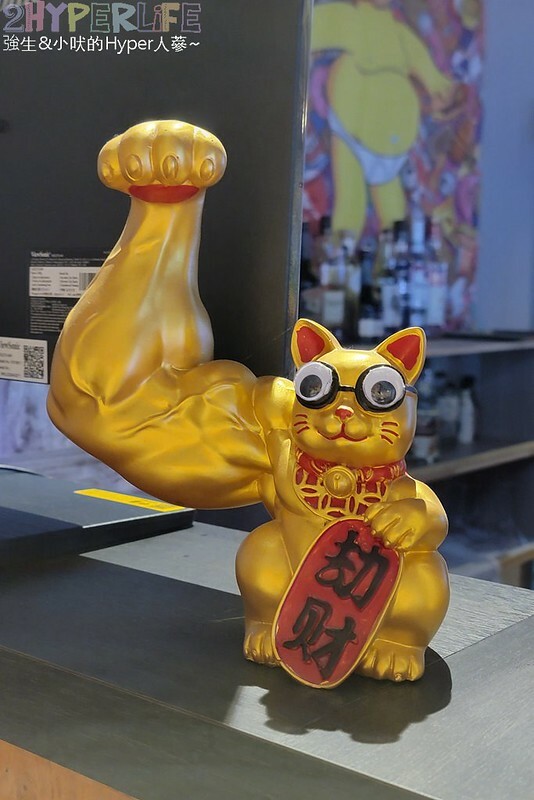 海線塗鴉風格貨櫃屋9吧,距離清水高美溼地只要15分的隱藏版美食~美式漢堡和精釀啤9都推薦耶!