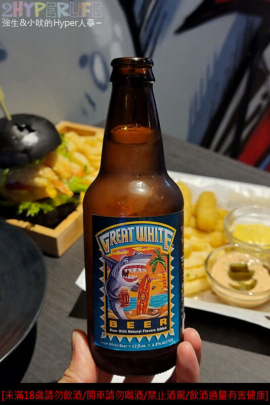 海線塗鴉風格貨櫃屋9吧,距離清水高美溼地只要15分的隱藏版美食~美式漢堡和精釀啤9都推薦耶!