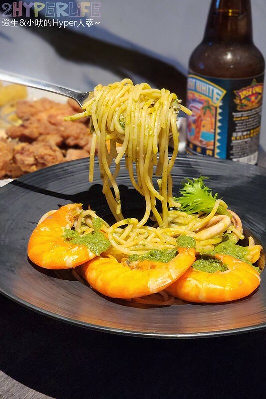 海線塗鴉風格貨櫃屋9吧,距離清水高美溼地只要15分的隱藏版美食~美式漢堡和精釀啤9都推薦耶!