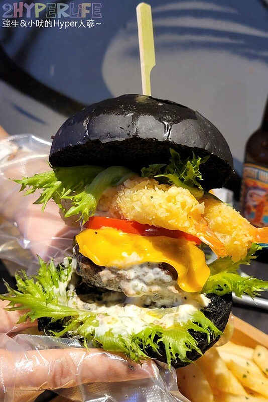 海線塗鴉風格貨櫃屋9吧,距離清水高美溼地只要15分的隱藏版美食~美式漢堡和精釀啤9都推薦耶!