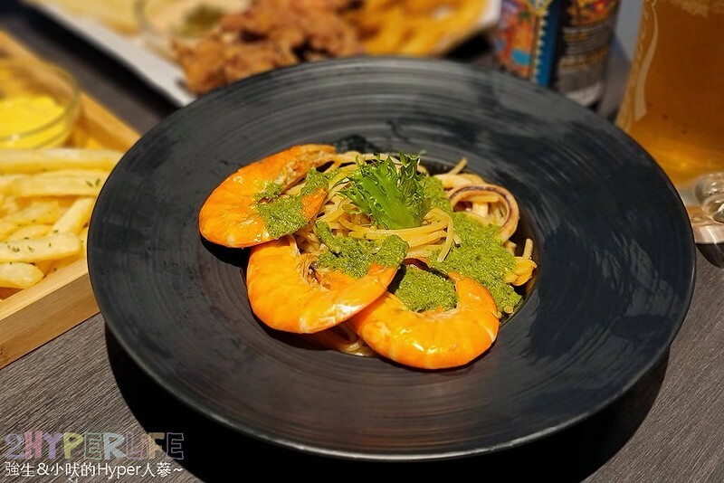 海線塗鴉風格貨櫃屋9吧,距離清水高美溼地只要15分的隱藏版美食~美式漢堡和精釀啤9都推薦耶!