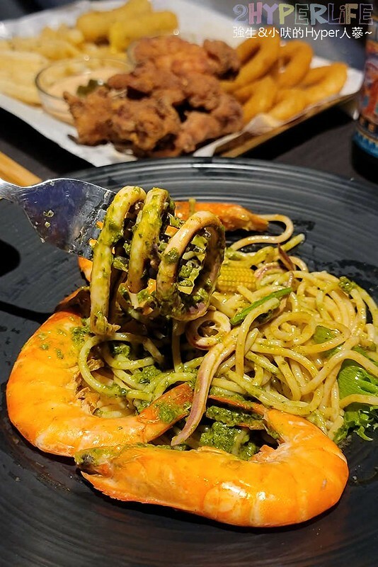 海線塗鴉風格貨櫃屋9吧,距離清水高美溼地只要15分的隱藏版美食~美式漢堡和精釀啤9都推薦耶!