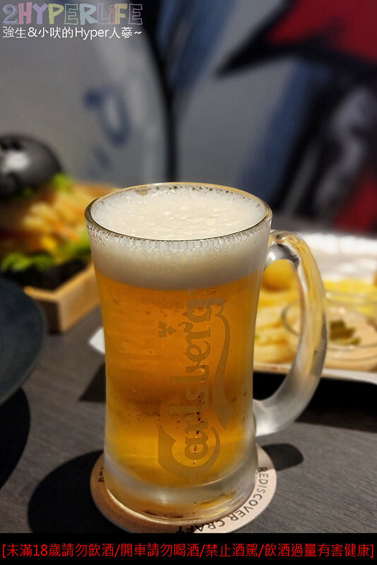 海線塗鴉風格貨櫃屋9吧,距離清水高美溼地只要15分的隱藏版美食~美式漢堡和精釀啤9都推薦耶!