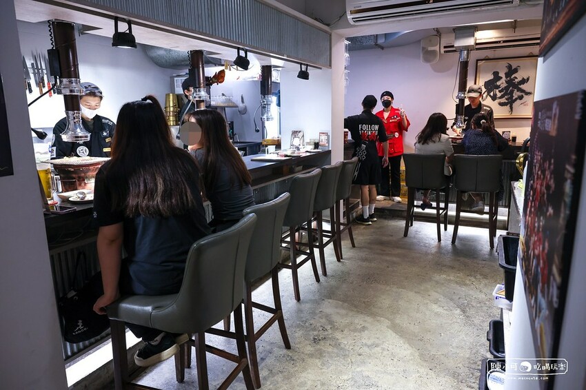 用餐時間沒預訂要排隊，台北超強炭火燒肉推薦，餐後甜點100分超強，桌邊服務懶人吃燒肉！