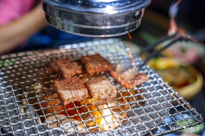 用餐時間沒預訂要排隊，台北超強炭火燒肉推薦，餐後甜點100分超強，桌邊服務懶人吃燒肉！