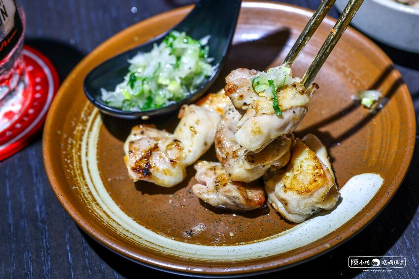 用餐時間沒預訂要排隊，台北超強炭火燒肉推薦，餐後甜點100分超強，桌邊服務懶人吃燒肉！
