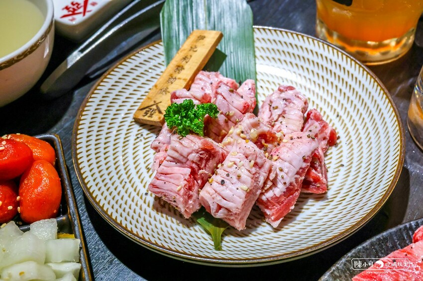 用餐時間沒預訂要排隊，台北超強炭火燒肉推薦，餐後甜點100分超強，桌邊服務懶人吃燒肉！