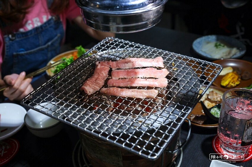 用餐時間沒預訂要排隊，台北超強炭火燒肉推薦，餐後甜點100分超強，桌邊服務懶人吃燒肉！