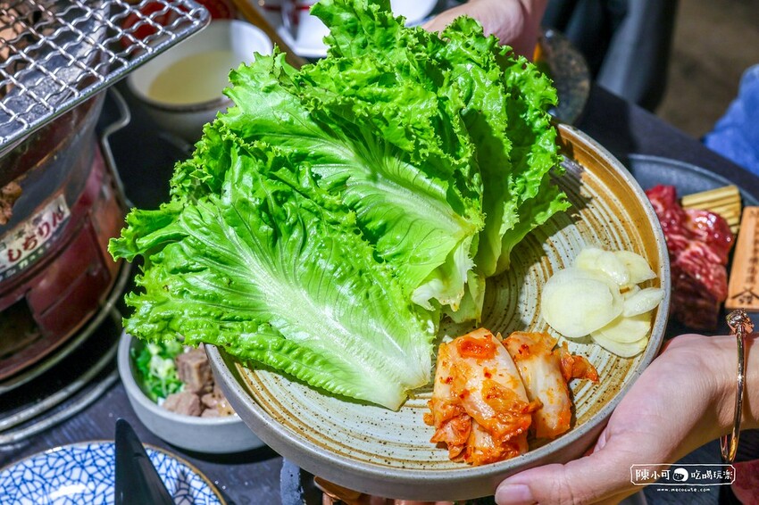 用餐時間沒預訂要排隊，台北超強炭火燒肉推薦，餐後甜點100分超強，桌邊服務懶人吃燒肉！