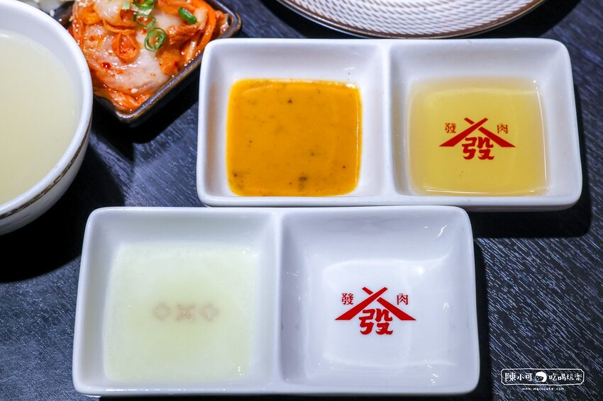 用餐時間沒預訂要排隊，台北超強炭火燒肉推薦，餐後甜點100分超強，桌邊服務懶人吃燒肉！