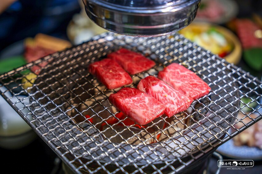 用餐時間沒預訂要排隊，台北超強炭火燒肉推薦，餐後甜點100分超強，桌邊服務懶人吃燒肉！